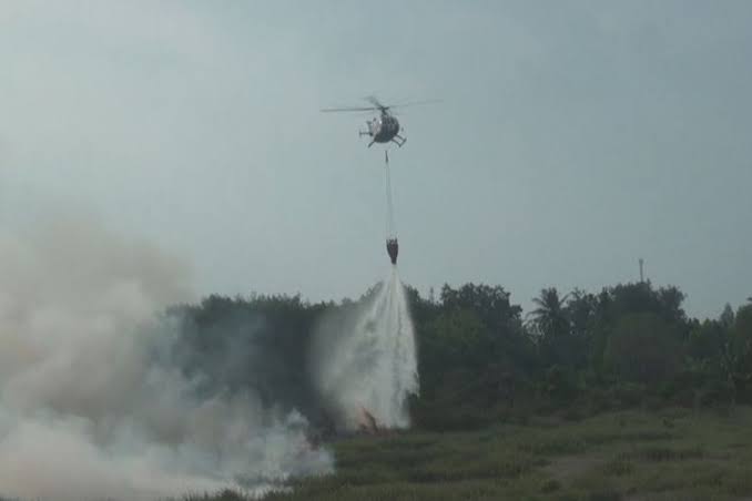 Ilustrasi helikopter water bombing dipakai padamkan Karhutla Rohil (foto/int)